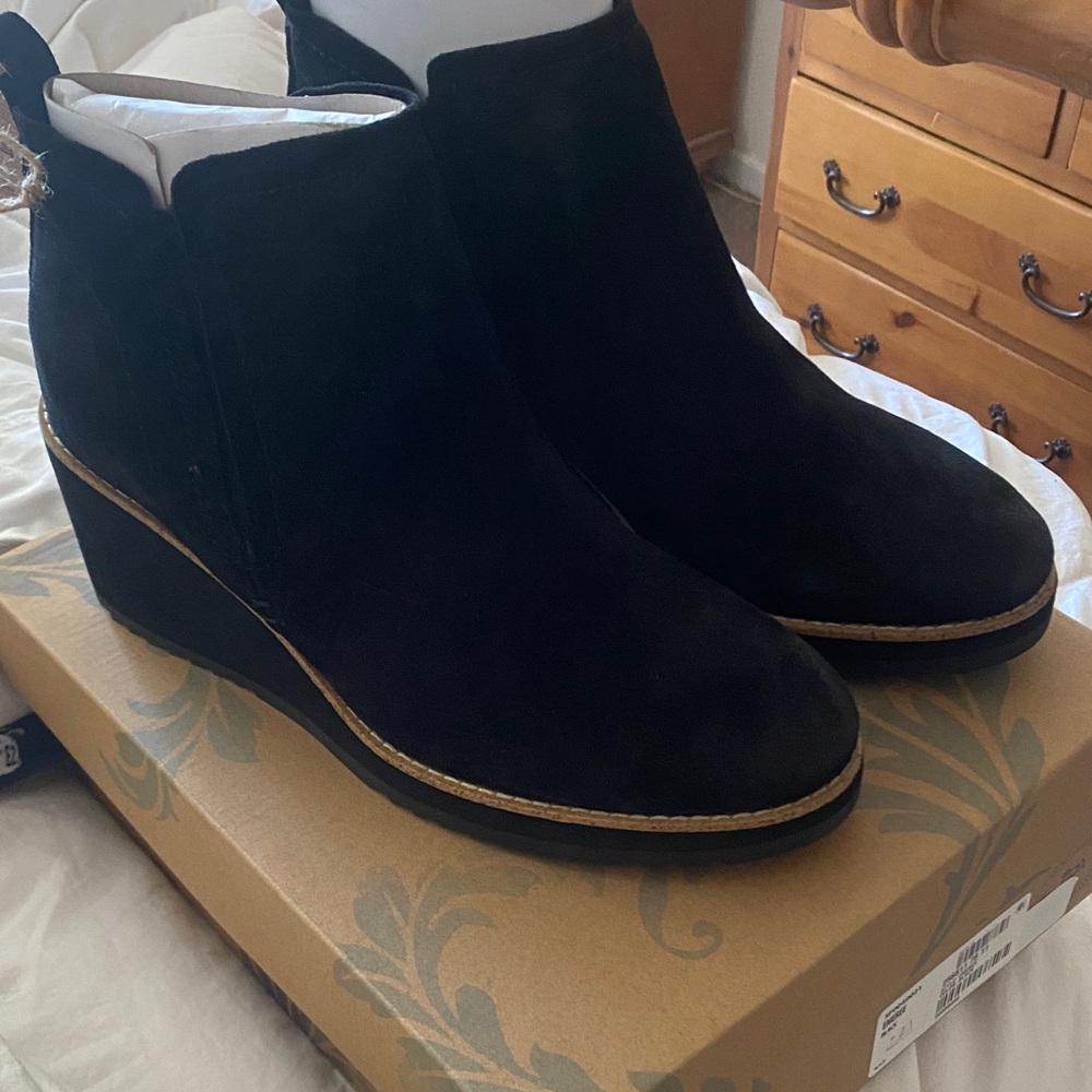 Sofft Emeree Black Ankle Booties